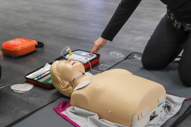 BLSD defibrilatör kullanma kursu. İlk yardım kursu - şirket güvenliği - Kalp masajı - Temel Yaşam Desteği