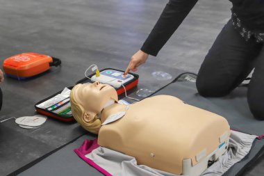 BLSD defibrilatör kullanma kursu. İlk yardım kursu - şirket güvenliği - Kalp masajı - Temel Yaşam Desteği