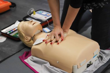 BLSD defibrilatör kullanma kursu. İlk yardım kursu - şirket güvenliği - Kalp masajı - Temel Yaşam Desteği