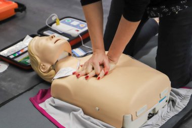 BLSD defibrilatör kullanma kursu. İlk yardım kursu - şirket güvenliği - Kalp masajı - Temel Yaşam Desteği