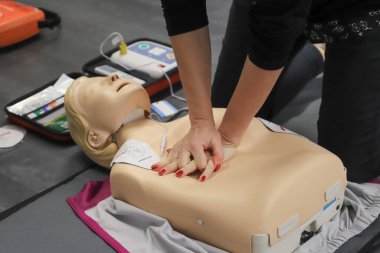 BLSD defibrilatör kullanma kursu. İlk yardım kursu - şirket güvenliği - Kalp masajı - Temel Yaşam Desteği