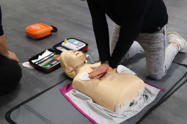 BLSD defibrilatör kullanma kursu. İlk yardım kursu - şirket güvenliği - Kalp masajı - Temel Yaşam Desteği