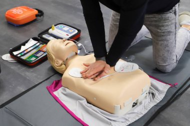 BLSD defibrilatör kullanma kursu. İlk yardım kursu - şirket güvenliği - Kalp masajı - Temel Yaşam Desteği