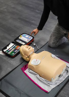 BLSD defibrilatör kullanma kursu. İlk yardım kursu - şirket güvenliği - Kalp masajı - Temel Yaşam Desteği