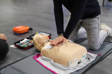 BLSD defibrilatör kullanma kursu. İlk yardım kursu - şirket güvenliği - Kalp masajı - Temel Yaşam Desteği