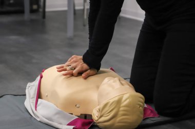 BLSD defibrilatör kullanma kursu. İlk yardım kursu - şirket güvenliği - Kalp masajı - Temel Yaşam Desteği