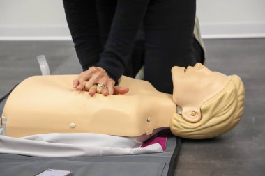 BLSD defibrilatör kullanma kursu. İlk yardım kursu - şirket güvenliği - Kalp masajı - Temel Yaşam Desteği