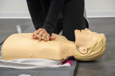 BLSD defibrilatör kullanma kursu. İlk yardım kursu - şirket güvenliği - Kalp masajı - Temel Yaşam Desteği