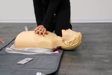 BLSD defibrilatör kullanma kursu. İlk yardım kursu - şirket güvenliği - Kalp masajı - Temel Yaşam Desteği