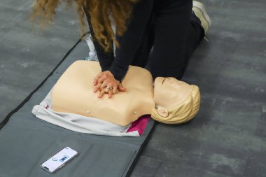 BLSD defibrilatör kullanma kursu. İlk yardım kursu - şirket güvenliği - Kalp masajı - Temel Yaşam Desteği