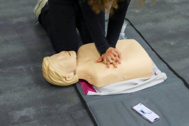 BLSD defibrilatör kullanma kursu. İlk yardım kursu - şirket güvenliği - Kalp masajı - Temel Yaşam Desteği