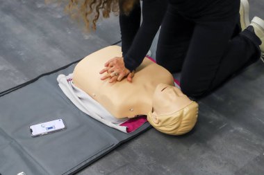 BLSD defibrilatör kullanma kursu. İlk yardım kursu - şirket güvenliği - Kalp masajı - Temel Yaşam Desteği