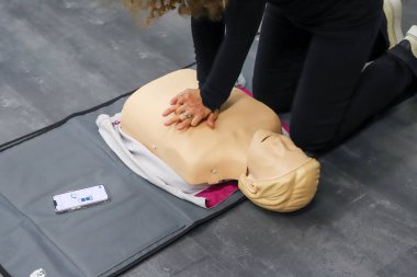 BLSD defibrilatör kullanma kursu. İlk yardım kursu - şirket güvenliği - Kalp masajı - Temel Yaşam Desteği