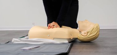 BLSD defibrilatör kullanma kursu. İlk yardım kursu - şirket güvenliği - Kalp masajı - Temel Yaşam Desteği