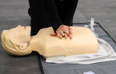 BLSD defibrilatör kullanma kursu. İlk yardım kursu - şirket güvenliği - Kalp masajı - Temel Yaşam Desteği