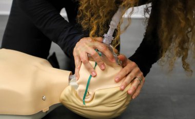 BLSD defibrilatör kullanma kursu. İlk yardım kursu - şirket güvenliği - Kalp masajı - Temel Yaşam Desteği