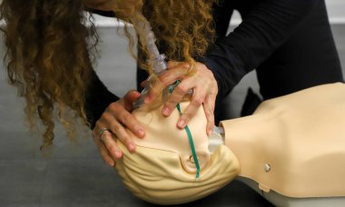 BLSD defibrilatör kullanma kursu. İlk yardım kursu - şirket güvenliği - Kalp masajı - Temel Yaşam Desteği