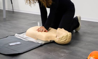 BLSD defibrilatör kullanma kursu. İlk yardım kursu - şirket güvenliği - Kalp masajı - Temel Yaşam Desteği