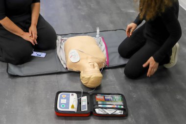 BLSD defibrilatör kullanma kursu. İlk yardım kursu - şirket güvenliği - Kalp masajı - Temel Yaşam Desteği