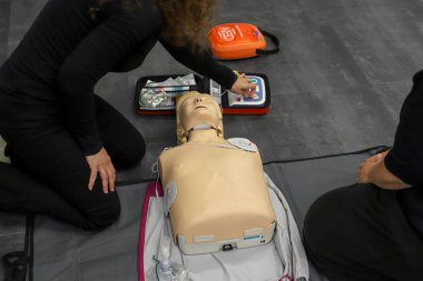 BLSD defibrilatör kullanma kursu. İlk yardım kursu - şirket güvenliği - Kalp masajı - Temel Yaşam Desteği