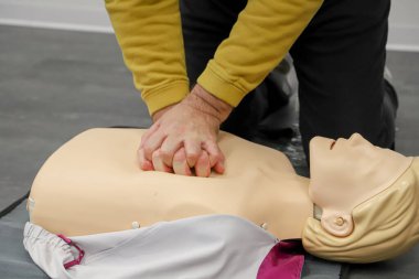 BLSD defibrilatör kullanma kursu. İlk yardım kursu - şirket güvenliği - Kalp masajı - Temel Yaşam Desteği