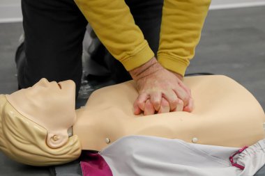 BLSD defibrilatör kullanma kursu. İlk yardım kursu - şirket güvenliği - Kalp masajı - Temel Yaşam Desteği