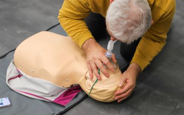 BLSD defibrilatör kullanma kursu. İlk yardım kursu - şirket güvenliği - Kalp masajı - Temel Yaşam Desteği