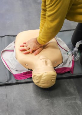 BLSD defibrilatör kullanma kursu. İlk yardım kursu - şirket güvenliği - Kalp masajı - Temel Yaşam Desteği