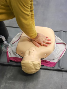 BLSD defibrilatör kullanma kursu. İlk yardım kursu - şirket güvenliği - Kalp masajı - Temel Yaşam Desteği