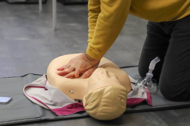 BLSD defibrilatör kullanma kursu. İlk yardım kursu - şirket güvenliği - Kalp masajı - Temel Yaşam Desteği