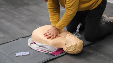 BLSD defibrilatör kullanma kursu. İlk yardım kursu - şirket güvenliği - Kalp masajı - Temel Yaşam Desteği