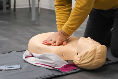 BLSD defibrilatör kullanma kursu. İlk yardım kursu - şirket güvenliği - Kalp masajı - Temel Yaşam Desteği