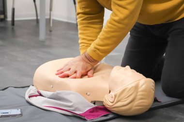 BLSD defibrilatör kullanma kursu. İlk yardım kursu - şirket güvenliği - Kalp masajı - Temel Yaşam Desteği