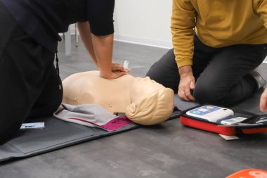 BLSD defibrilatör kullanma kursu. İlk yardım kursu - şirket güvenliği - Kalp masajı - Temel Yaşam Desteği