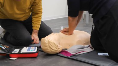 BLSD defibrilatör kullanma kursu. İlk yardım kursu - şirket güvenliği - Kalp masajı - Temel Yaşam Desteği