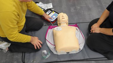 BLSD defibrilatör kullanma kursu. İlk yardım kursu - şirket güvenliği - Kalp masajı - Temel Yaşam Desteği