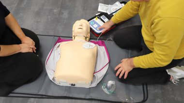 BLSD defibrilatör kullanma kursu. İlk yardım kursu - şirket güvenliği - Kalp masajı - Temel Yaşam Desteği