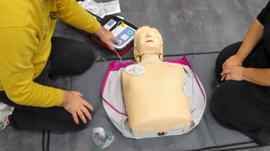 BLSD defibrilatör kullanma kursu. İlk yardım kursu - şirket güvenliği - Kalp masajı - Temel Yaşam Desteği