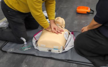 BLSD defibrilatör kullanma kursu. İlk yardım kursu - şirket güvenliği - Kalp masajı - Temel Yaşam Desteği