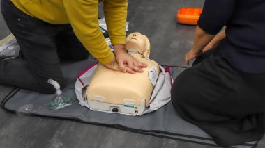 BLSD defibrilatör kullanma kursu. İlk yardım kursu - şirket güvenliği - Kalp masajı - Temel Yaşam Desteği