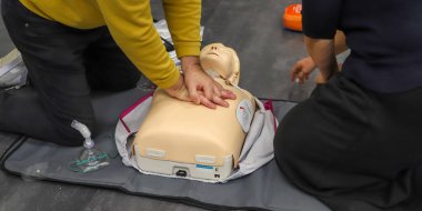 BLSD defibrilatör kullanma kursu. İlk yardım kursu - şirket güvenliği - Kalp masajı - Temel Yaşam Desteği