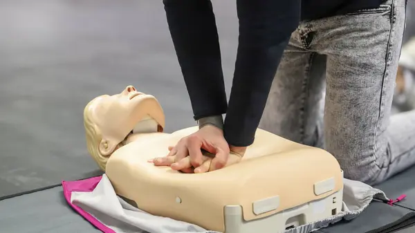 BLSD defibrilatör kullanma kursu. İlk yardım kursu - şirket güvenliği - Kalp masajı - Temel Yaşam Desteği