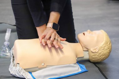 BLSD defibrilatör kullanma kursu. İlk yardım kursu - şirket güvenliği - Kalp masajı - Temel Yaşam Desteği