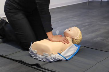 BLSD defibrilatör kullanma kursu. İlk yardım kursu - şirket güvenliği - Kalp masajı - Temel Yaşam Desteği