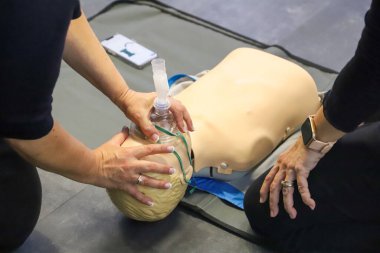 BLSD defibrilatör kullanma kursu. İlk yardım kursu - şirket güvenliği - Kalp masajı - Temel Yaşam Desteği