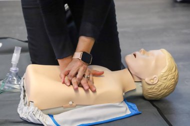 BLSD defibrilatör kullanma kursu. İlk yardım kursu - şirket güvenliği - Kalp masajı - Temel Yaşam Desteği