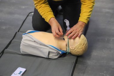 BLSD defibrilatör kullanma kursu. İlk yardım kursu - şirket güvenliği - Kalp masajı - Temel Yaşam Desteği