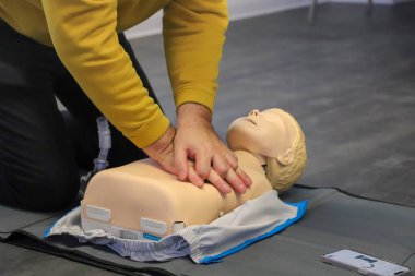 BLSD defibrilatör kullanma kursu. İlk yardım kursu - şirket güvenliği - Kalp masajı - Temel Yaşam Desteği