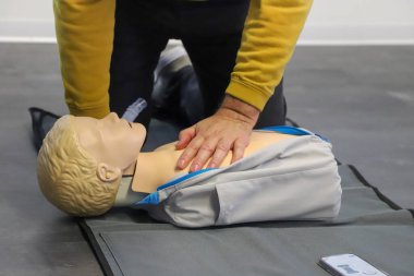 BLSD defibrilatör kullanma kursu. İlk yardım kursu - şirket güvenliği - Kalp masajı - Temel Yaşam Desteği