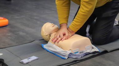 BLSD defibrilatör kullanma kursu. İlk yardım kursu - şirket güvenliği - Kalp masajı - Temel Yaşam Desteği